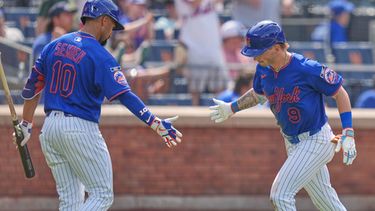 A.J. Ewing de los Mets de Nueva York celebra su jonrón con su compañero Marcus Semien en la quinta entrada ante los Bravos de Atlanta el domingo 14 de junio del 2026. (AP Foto/Seth Wenig)