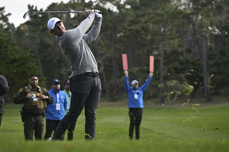 El norirlandés Rory McIlroy realiza su golpe desde el fairway del hoyo 13 en la ronda inicial del torneo de Pebble Beach, el jueves 30 de enero de 2025 (AP Foto/Nic Coury)