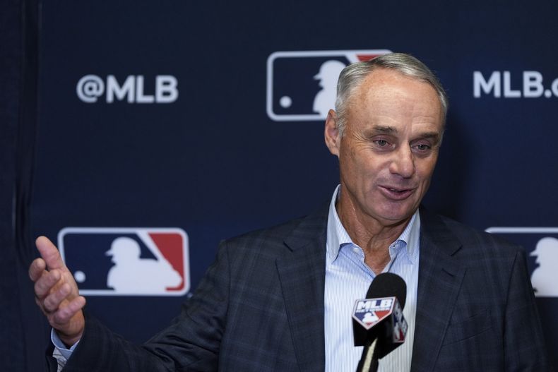 El comisionado de las Grandes Ligas Rob Manfred durante una rueda de prensa tras la reunión de dueños de las Grandes Ligas, el jueves 23 de mayo de 2024, en Nueva York. (AP Foto/Julia Nikhinson)