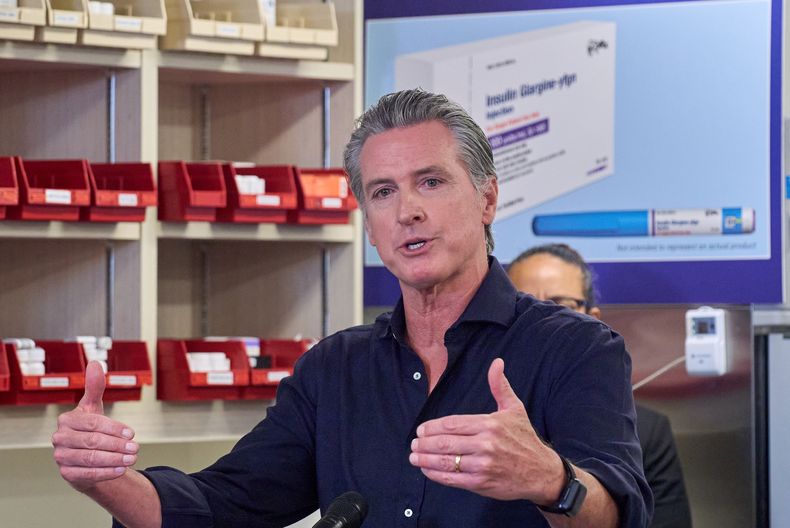 El gobernador de California, Gavin Newsom, anuncia las plumas de insulina CalRx disponibles a partir del 1 de enero de 2026 a un precio de venta sugerido de no más de 55 dólares por el paquete de cinco inyecciones o 11 dólares por una dosis individual, durante una conferencia de prensa, el jueves 16 de octubre de 2025, en la farmacia Mark Goodson de Cedar-Sinai, en Los Ángeles. (AP Foto/Damian Dovarganes)