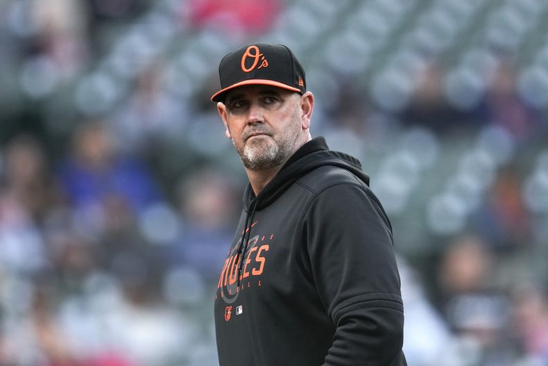 ARCHIVO - Brandon Hyde, manager de los Orioles de Baltimore, observa el juego ante los Tigres de Detroit, el 29 de abril de 2023 (AP Foto/Paul Sancya, archivo)