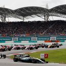 ARCHIVO - El piloto de Mercedes Lewis Hamilton lidera en la tercera curva del Gran Premio de Malasia, el domingo 1 de octubre de 2017, en el circuito de Sepang. (AP Foto/Vincent Thian)