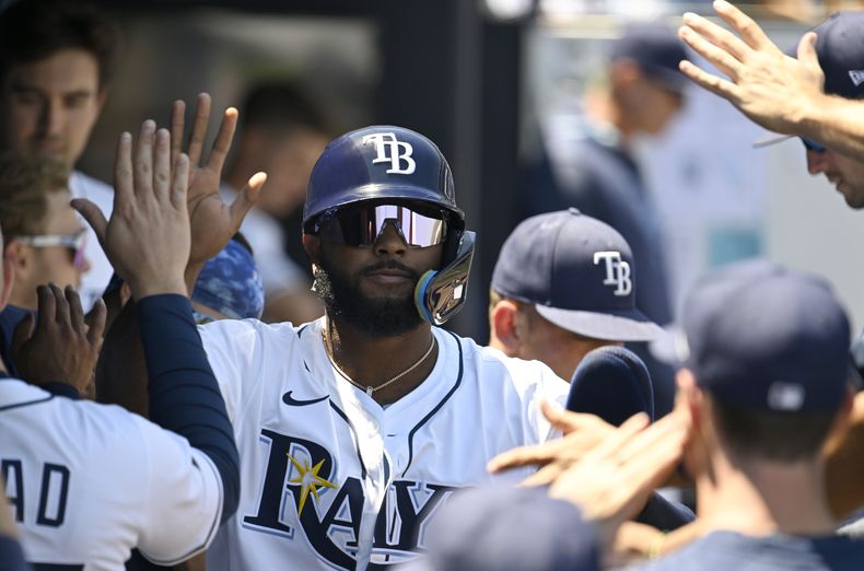 Junior Caminero de los Rays de Tampa Bay celebra tras anotar en un sencillo de José Caballero en el encuentro ante los Bravos de Atlanta el domingo 13 de abril del 2025. (AP Foto/Jason Behnken)