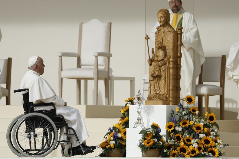 El papa Francisco en su silla de ruedas, oficiando misa en el Estadio Rey Baudouin en Bruselas el 29 de septiembre del 2024. (AP foto/Omar Havana)