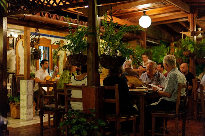 Pone en marcha un sistema de reservas a través de internet, en convenio con paladares privados, que será sufragado por quienes viven fuera del país.