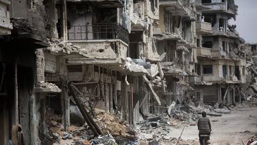 americateve | Un hombre recorre en su bicicleta una calle devastada en Homs, Siria, el 5 de junio de 2014. (Foto AP/Dusan Vranic)