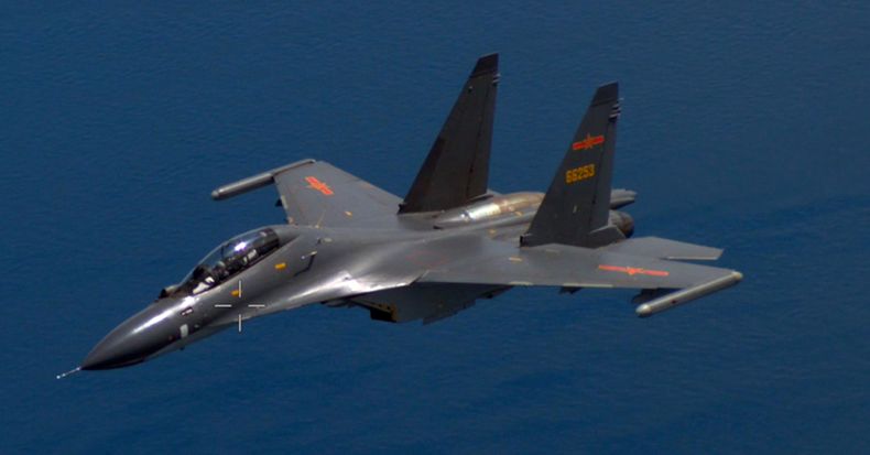 Esta imagen de un video proporcionado por el Departamento de Defensa de EEUU muestra la interceptación de un avión de combate estadounidense por parte de aviones chinos sobre el Océano Pacífico, el 23 de junio de 2022. (Departamento de Defensa de Estados Unidos vía AP)