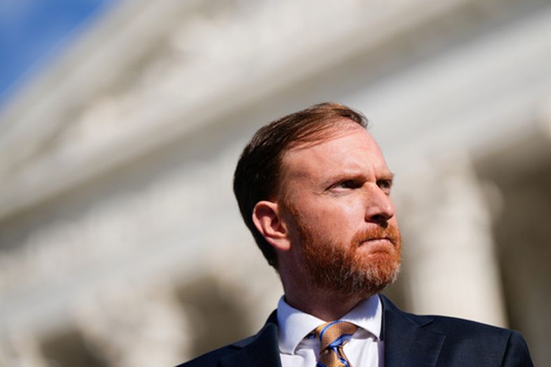 ARCHIVO – El fiscal general de Virginia Occidental, John McCuskey, fuera de la Corte Suprema tras la presentación de alegatos verbales, el 13 de enero de 2026, en Washington. (AP Foto/Julia Demaree Nikhinson, Archivo)