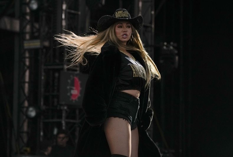 ARCHIVO - Chiquis durante su concierto en el festival Arre en la Ciudad de México el 9 de septiembre de 2023. Chiquis presenta su reality Chiquis sin filtro en el servicio de streaming ViX. (Foto AP/Fernando Llano, archivo)