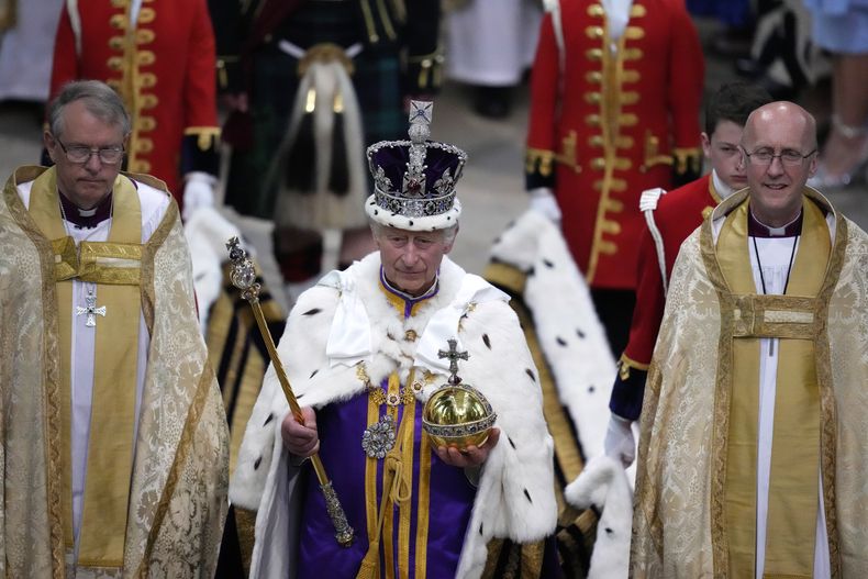 ARCHVIO - El rey Carlos III de Gran Bretaña, en el centro, camina en la Procesión de Coronación después de su ceremonia de coronación en la Abadía de Westminster en Londres, el 6 de mayo de 2023. La decisión del rey Carlos III de ser franco sobre su diagnóstico de cáncer ha ayudado al nuevo monarca a conectarse con el pueblo de Reino Unido y ha fortalecido la monarquía en el año transcurrido desde su deslumbrante coronación en la Abadía de Westminster. (Foto AP/Kirsty Wigglesworth, Pool, archivo)