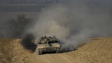 ARCHIVO - Soldados israelíes conducen un tanque cerca de la frontera entre Israel y Gaza, en el sur de Israel, el miércoles 5 de junio de 2024. (AP Foto/Tsafrir Abayov, Archivo)