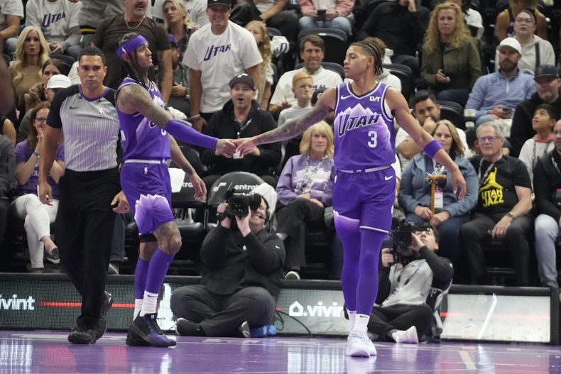 Jordan Clarkson (izquierda) y Keyonte George, del Jazz de Utah, festejan en el partido ante los Trail Blazers de Portland, el martes 14 de noviembre de 2023 (AP Foto/Rick Bowmer)