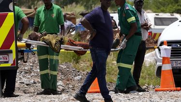 Rescatistas transportan a un minero sobre una camilla después de que fue rescatado de una mina de oro abandonada, el martes 14 de enero de 2025, en Stilfontein, Sudáfrica. (AP Foto/Themba Hadebe)