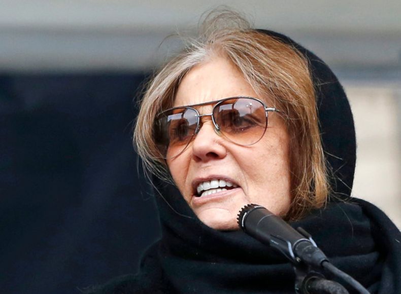 ARCHIVO - La feminista Gloria Steinem habla en una concentración organizada por Womens March NYC en Nueva York el 19 de enero de 2019. (Foto AP/Kathy Willens, archivo)