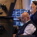 Dos operadores en el piso de remates de la Bolsa de Valores de Nueva York, el lunes 22 de julio de 2024. (Foto AP/Richard Drew)