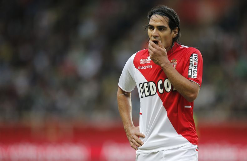 El jugador colombiano del Monaco, Radamel Falcao, gesticula durante un partido contra Saint-Etienne por la liga francesa el s&aacute;bado, 5 de octubre de 2013, en M&oacute;naco. (AP Photo/Lionel Cironneau)