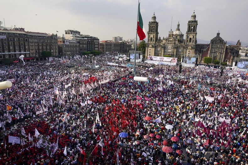 ARCHIVO - Simpatizantes de la candidata presidencial Claudia Sheinbaum se agolpan en el Zócalo, frente a la Catedral, para su mitin de campaña inaugural en la Ciudad de México, el 1 de marzo de 2024. Los votantes elegirán el 2 de junio un nuevo presidente, 628 congresistas y miles de cargos locales según el Instituto Nacional Electoral. (AP Foto/Aurea Del Rosario, Archivo)