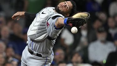 El dominicano Gary Sánchez, de los Mets de Nueva York, no logra atrapar un elevado en el juego del martes 23 de mayo de 2023, ante los Cachorros de Chicago (AP Foto/Charles Rex Arbogast)