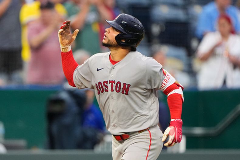 Willson Contreras, de los Medias Rojas de Boston, celebra mienrtas se encamina al plato después de batear un cuadrangular de dos carreras durante la sexta entrada del juego de béisbol de Grandes Ligas contra los Reales de Kansas City, el lunes 18 de mayo de 2026, en Kansas City, Missouri. (AP Foto/Charlie Riedel)