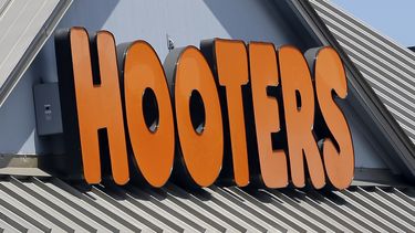 ARCHIVO- Esta fotografía del 27 de julio de 2017 muestra un letrero de Hooters en un restaurante de Hialeah, Florida. (AP Foto/Alan Diaz, Archivo)