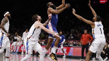 Harden vuelve a Brooklyn y 76ers vencen a Nets