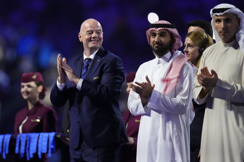 ARCHIVO - El presidente de la FIFA, Gianni Infantino, aplaude durante la premiación tras el Mundial de Clubes en Yeda, Arabia Saudí, el viernes 22 de diciembre de 2023 (AP Foto/Manu Fernández, archivo)