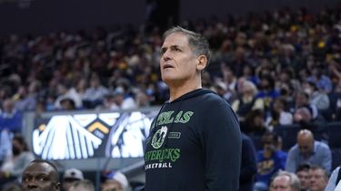 Gerente despedido de Mavericks demanda al club