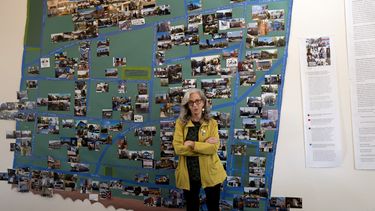 La escritora y activista Judy Branfman junto a un mapa que creó como parte de una exposición en la galería Beyond Baroque, el viernes 3 de noviembre de 2023, en el área de Venice Beach en Los Ángeles. La muestra ofrece una mirada única en la que el arte se encuentra con la estadística para ilustrar la crisis de desalojo en el vecindario de Venice Beach. La exposición titulada “Where Has All The (affordable) Housing Gone?” reúne mapas, fotografías, datos, pinturas, poemas y las historias de personas que han sido desalojadas de sus hogares, incluida la artista detrás del proyecto. (Foto AP/Richard Vogel)