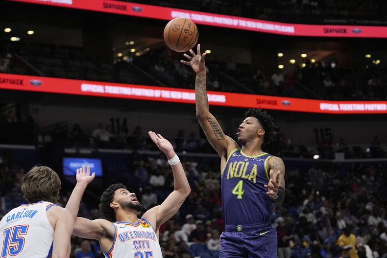 El base de los Pelicans de Nueva Orleans Elfrid Payton lanza el balón sobre Ajay Mitchell del Thunder de Oklahoma City en el encuentro del domingo 13 de abril del 2025. (AP Foto/Gerald Herbert)