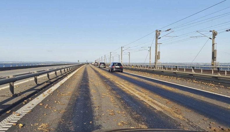Patatas tiradas por la carretera en el lado occidental del Puente Gran Belt en Dinamarca, el jueves 1 de junio de 2023. Un conductor de 57 años fue detenido el jueves después de que aparecieran montones de patatas tiradas en un importante puente que conecta dos islas danesas, según la policía. El conductor era sospechoso de imprudencia con riesgo para la vida. (presse-fotos.dk/Ritzau Scanpix via AP)