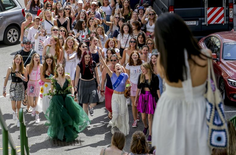Swifties cantan y bailan en Viena el viernes 9 de agosto de 2024. Los organizadores de tres conciertos de Taylor Swift los cancelaron después de que las autoridades anunciaran arrestos por un aparente complot para lanzar un atentado en los conciertos. (Foto AP/Heinz-Peter Bader)