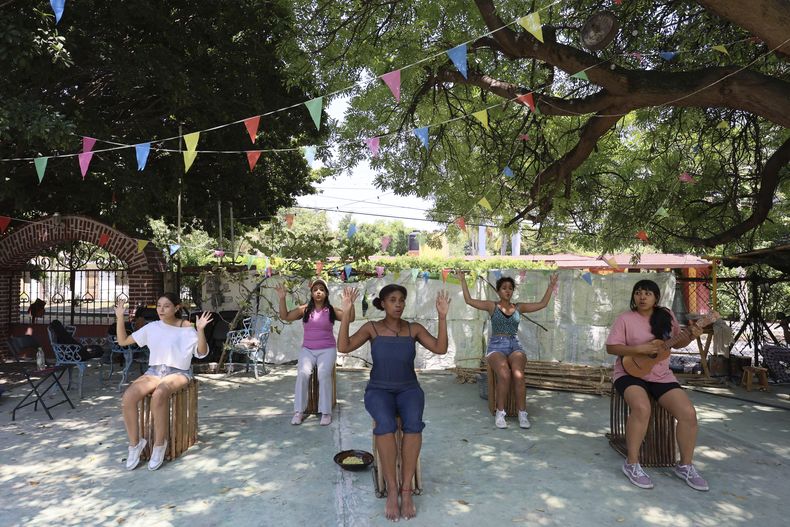 El elenco de Mulato Teatro, de izquierda a derecha: Azul Ruíz; Marlene Romero; Marisol Castillo; Caro Rodríguez y Eréndira Castorela, tocando una jarana, ensayan para su próxima presentación en el Primer Festival Internacional Afroescénico, en Ticumán, México, el sábado 17 de mayo de 2025. (Foto AP/Ginnette Riquelme)