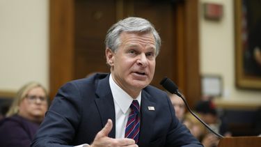 ARCHIVO - El director del FBI, Christopher Wray, testifica ante la Comisión de Asuntos Jurídicos de la Cámara de Representantes de Estados Unidos, el 12 de julio de 2023, en el Capitolio en Washington. El sábado 14 de octubre, Wray habló ante uno de los grupos policiales más grandes del país sobre cómo el FBI trabaja con la policía en todo el país, inclusive para ayudar a condenar a dos hombres acusados de la muerte de un adolescente de un pequeño pueblo de Michigan atrapado en un trama internacional de extorsión sexual en línea. (AP Foto/Patrick Semansky, File)