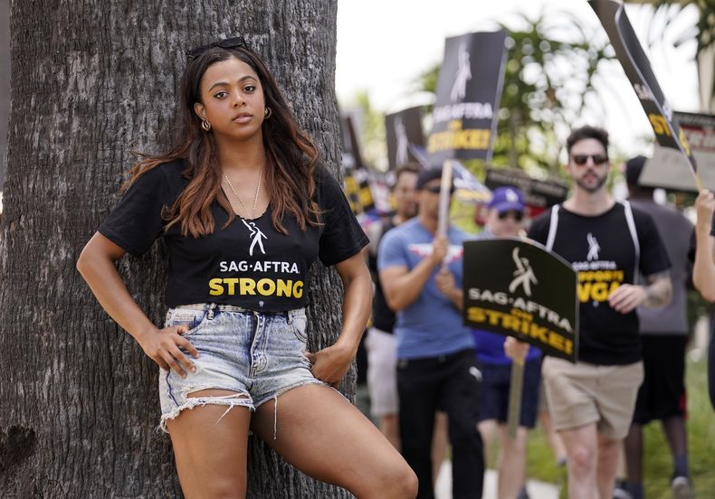 La actriz Amari Dejoie posa para un retrato cerca de un mitin del sindicato de actores SAG-AFTRA y el sindicato de guionistas WGA frente a Netflix, el viernes 21 de julio de 2023 en Los Angeles. (Foto AP/Chris Pizzello)