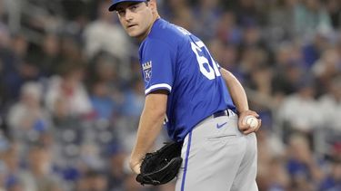 Seth Lugo, lanzador de los Reales de Kansas City, mira hacia primera base durante su labor del miércoles 1 de mayo de 2024, ante los Azulejos de Toronto (Chris Young/The Canadian Press via AP)