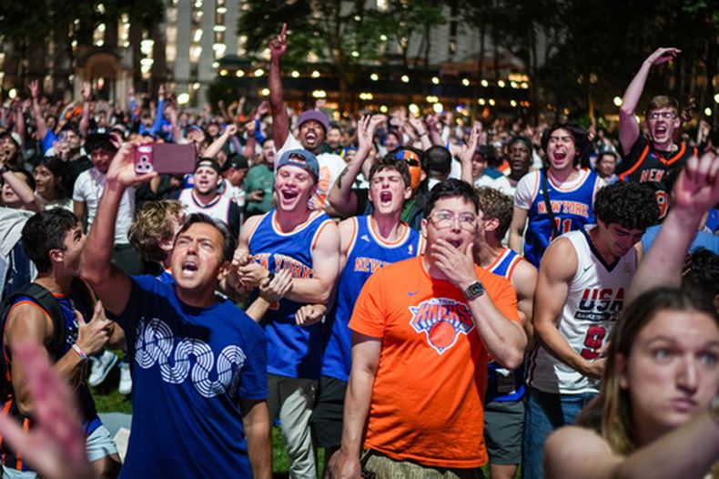 Seguidores de los Knicks de Nueva Yiork observan el tercer juego de las Finales de la NBA entre los Knicks y los Spurs de San Antonio, en Nueva York. (AP Foto/Ryan Murphy)