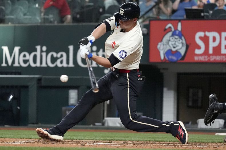Corey Seager, de los Rangers de Texas, batea un doble remolcador ante los Rays de Tampa Bay el viernes 5 de julio de 2024 (AP Foto/LM Otero)