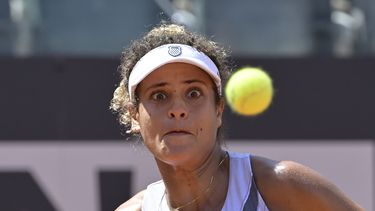 La egipcia Mayar Sherif durante el partido contra la rusa Anna Blinkova por la primera ronda del Abierto de Italia, el martes 9 de mayo de 2023, en Roma. (Fabrizio Corradetti/LaPresse vía AP)