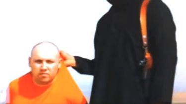 americateve | ARCHIVO - Una instant&aacute;nea tomada de un video sin fecha difundido por Estado Isl&aacute;mico el 19 de agosto de 2014 muestra al periodista estadounidense Steven Sotloff arrodillado junto a un miliciano. El EI difundi&oacute; el martes 2 de septiembr