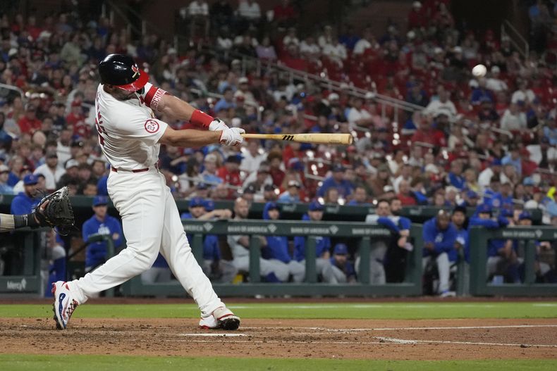 Paul Goldschmidt, de los Cardenales de San Luis, dispara un jonrón de dos carreras en la tercera entrada del partido ante los Cachorros de Chicago, el domingo 26 de mayo de 2024, en San Luis. (AP Foto/Jeff Roberson)