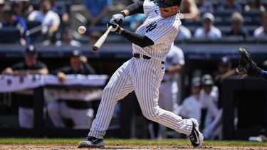 Anthony Rizzo conecta un jonrón para los Yanquis de Nueva York ante los Reales de Kansas City, el domingo 23 de julio de 2023, en Nueva York. (AP Foto/Frank Franklin II)