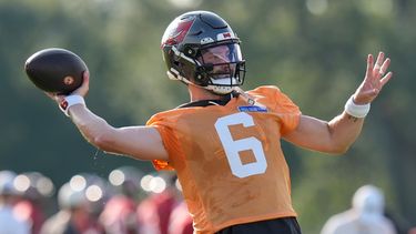 Baker Mayfield (6), quarterback de los Buccaneers de Tampa Bay, lanza un pase durante la práctica en el campamento de entrenamiento del equipo de la NFL, el miércoles 29 de julio de 2026, en Tampa, Florida. (AP Foto/Chris OMeara)