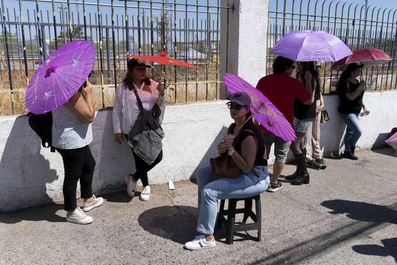 Los fanáticos de la estrella pop colombiana Shakira esperan en fila afuera del Estadio Nacional antes de su concierto, que terminó cancelándose, en Santiago, Chile, el domingo 2 de marzo de 2025. (Foto AP/Matías Basualdo)