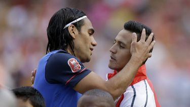 americateve | Alexis S&aacute;nchez del Arsenal (derecha) abraza a Radamel Falcao del M&oacute;naco previo a un partido amistoso en Londres el domingo 3 de agosto de 2014. (AP Foto/Matt Dunham)