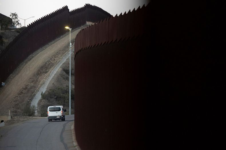 ARCHIVO — Una camioneta de la Patrulla Fronteriza de Estados Unidos transporta a un grupo de inmigrantes, el 21 de enero de 2025, después de que cruzaran ilegalmente entre dos muros fronterizos entre México y Estados Unidos en San Diego, Texas. (AP Foto/Gregory Bull, Archivo)