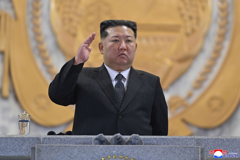En la imagen, proporcionada por el gobierno de Corea del Norte, el líder del país, Kim Jong Un, asiste al defile military para conmemorar el 80mo aniversario del gobernante Partido de los Trabajadores, en Pyongyang, Corea del Norte, el viernes 10 de octubre de 2025. (Agencia Telegráfica Central de Corea/Servicio de Noticias de Corea vía AP)