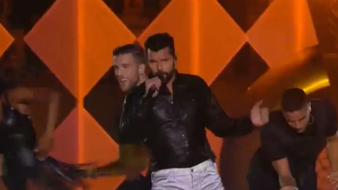 americateve | Ricky Martin encendió la llama de los Juegos Centroamericanos y del Caribe con su presentación durante la apertura en el estadio Luis Fuente de la cuidad de Veracruz, México.