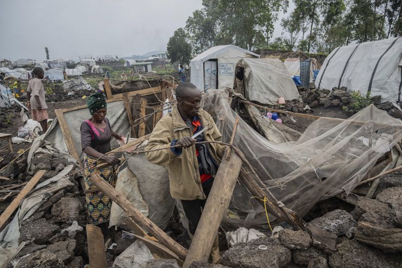 Personas desplazadas por los combates entre los rebeldes del M23 y el ejército se preparan para salir de su campamento en Goma, República Democrática del Congo, el 11 de febrero del 2025. (AP foto/Moses Sawasawa)