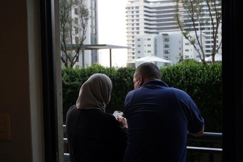 Palestinos que viajaron a Sudáfrica en un vuelo organizado por un grupo israelí cuyo fundador apoyó la propuesta del presidente estadounidense Donald Trump para reasentar palestinos desde Gaza, se encuentran en su vivienda temporal en Johannesburgo, Sudáfrica, el miércoles 4 de febrero de 2026. (Foto AP/Jerome Delay)