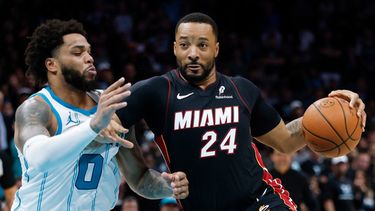 ARCHIVO - Foto del 14 de abril del 2026, el base del Heat de Miami avanza hacia la canasta frente al alero de los Hornets de Charlotte Miles Bridges en el mini-torneo de la postemporada. (AP Foto/Nell Redmond, Archivo)